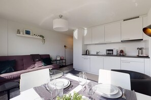 Estudio básico | Cocina privada | Refrigerador, microondas, horno y parrilla de estufa