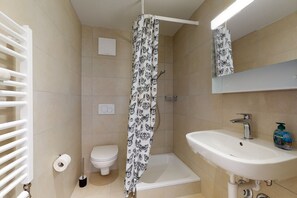 Estudio básico | Baño | Regadera, toallas, jabón, shampoo