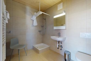 Departamento básico, 1 cama Queen size y sofá cama | Baño | Regadera, toallas, jabón, shampoo 