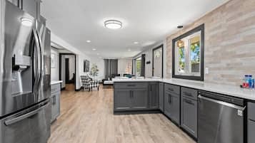 Réfrigérateur, micro-ondes, plaque de cuisson, lave-vaisselle