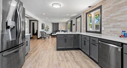 5BR House by Lambeau with Game Garage