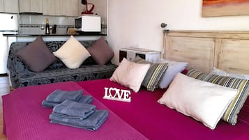 Iron/ironing board, Internet, bed sheets