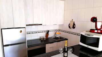 Fridge, microwave, oven, coffee/tea maker