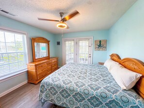 4 bedrooms, iron/ironing board, Internet, bed sheets - Casa de Verde! Home located in Cherry Grove Beach - only 2 blocks to Beach! (North Myrtle Beach)
