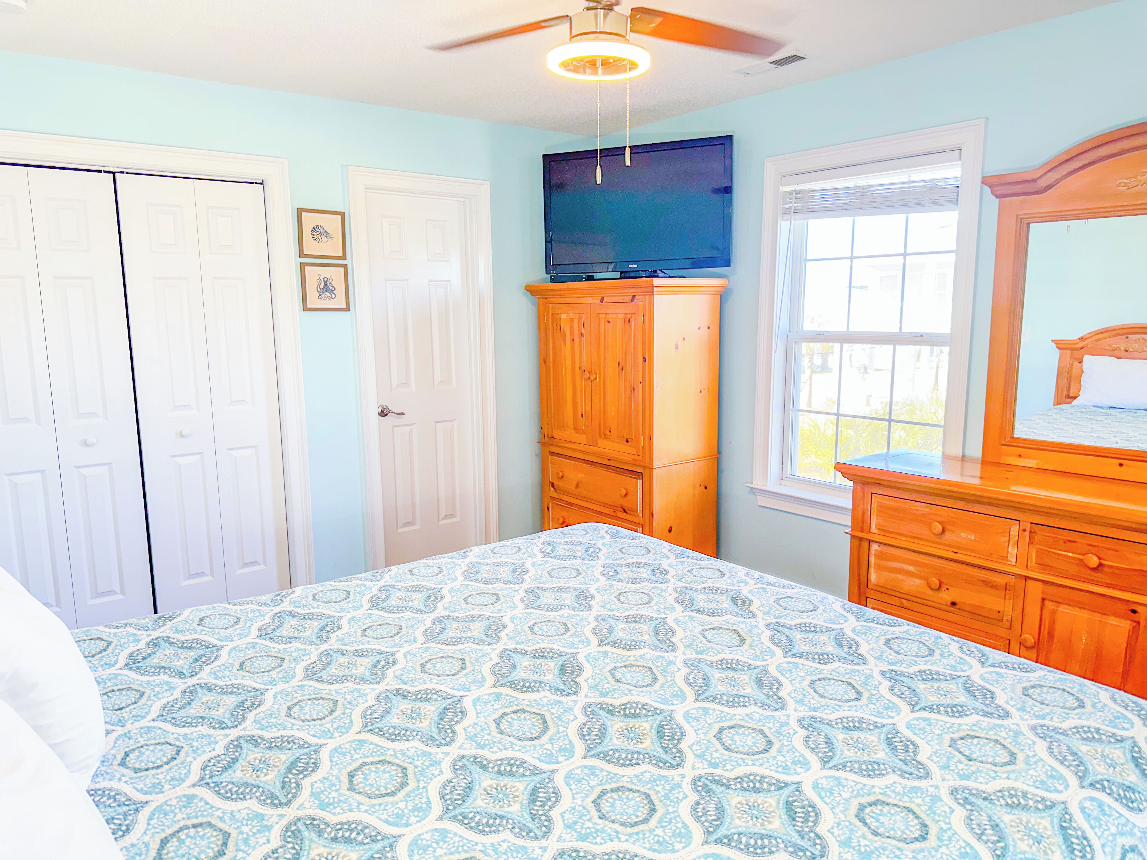 4 bedrooms, iron/ironing board, Internet, bed sheets