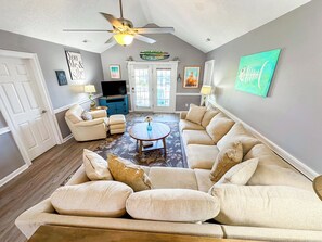 TV - Casa de Verde! Home located in Cherry Grove Beach - only 2 blocks to Beach! (North Myrtle Beach)
