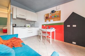 Kühlschrank, Mikrowelle, Ofen, Wasserkocher mit Kaffee-/Teezubehör