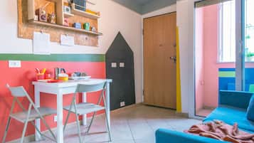 Fernseher, Kamin, Bücher
