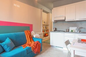 Fireplace, books - Apartament Stay in Family (Pietra Ligure)