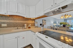 冰箱、微波炉、烤箱、炉灶