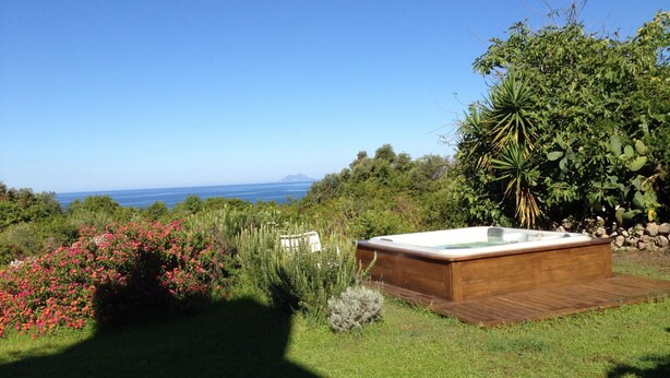 A hot tub in a garden with a view of the sea. - old farmhouse on the sea (Gaeta)