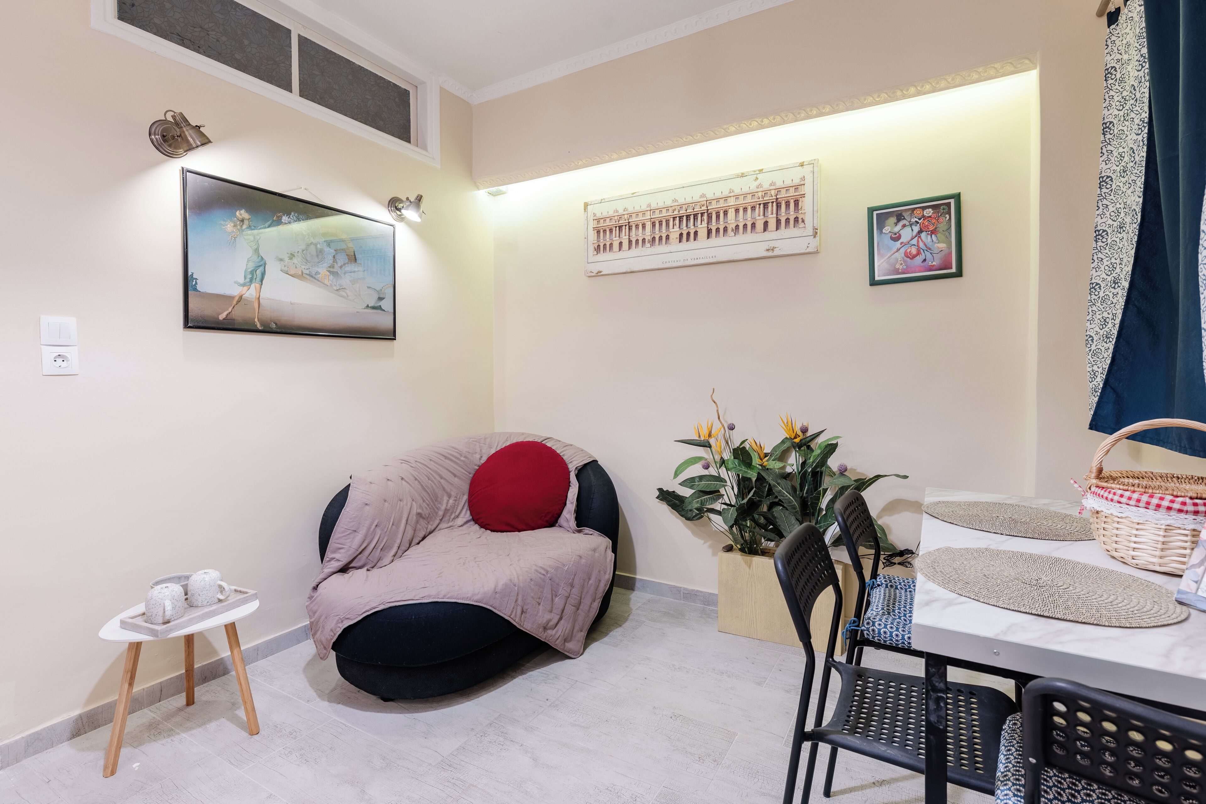 Apartment, 1 Queen Bed | Living area