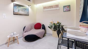 Apartment, 1 Queen Bed | Living area