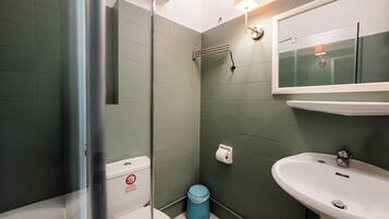Apartment, 1 Queen Bed | Bathroom | Bathtub, towels