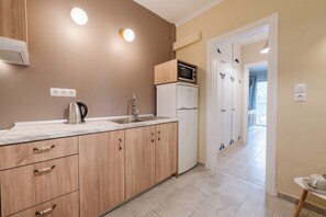 Apartamento, 1 cama Queen | Cozinha privada | Geladeira, micro-ondas, fogão, cafeteira/chaleira