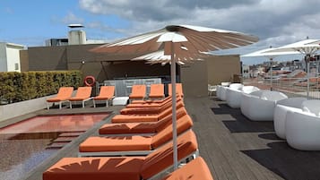 Piscina stagionale all'aperto, ombrelloni da piscina