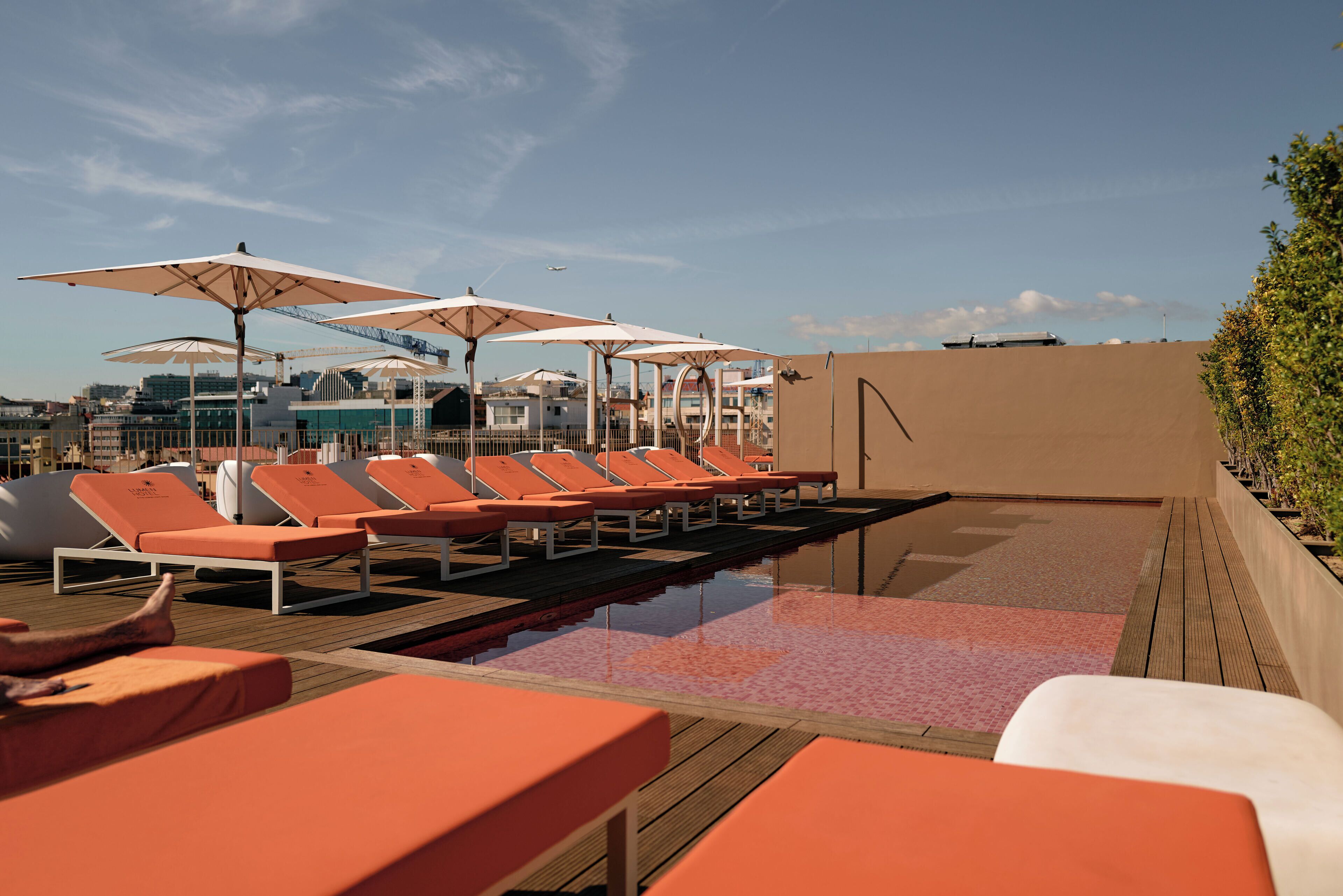 Sæsonbestemt udendørs pool, parasoller