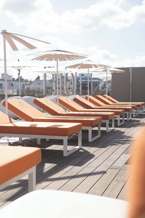 Seasonal outdoor pool, pool umbrellas - Lumen Hotel & The Lisbon Light Show (Lisbon)