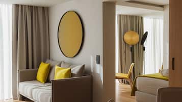 Familie suite, uitzicht op de stad | Een minibar, een kluis op de kamer, een bureau, verduisterende gordijnen