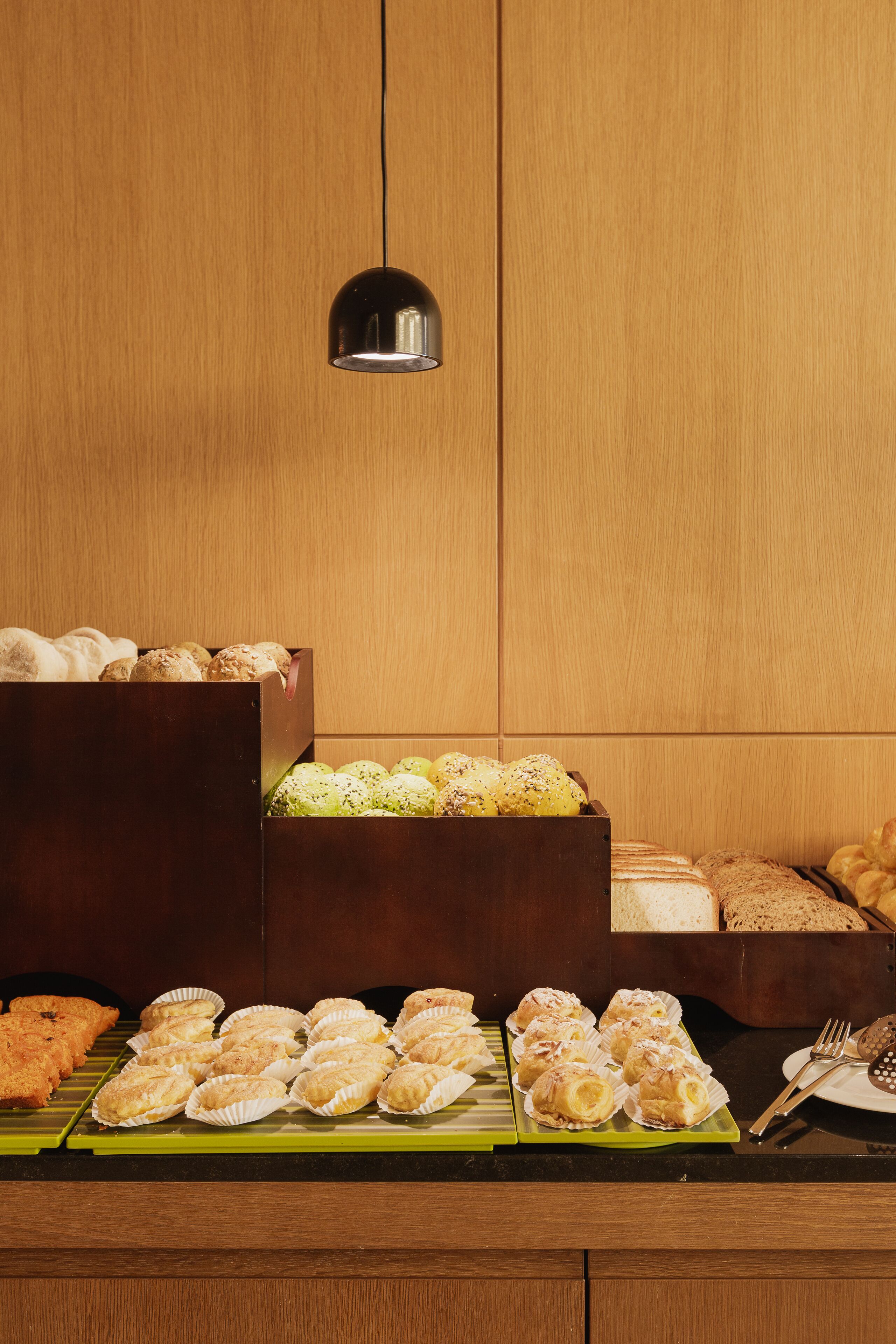 Buffet-pöydässä on tarjolla erilaisia leivonnaisia ja makeisia.