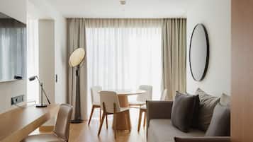 Een minibar, een kluis op de kamer, een bureau, verduisterende gordijnen