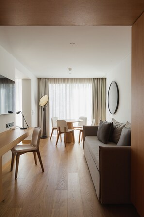 Minibar, in-room safe, desk, blackout drapes - Lumen Hotel & The Lisbon Light Show (Lisbon)