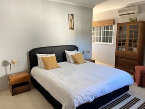 4 chambres, coffres-forts dans les chambres, fer et planche à repasser