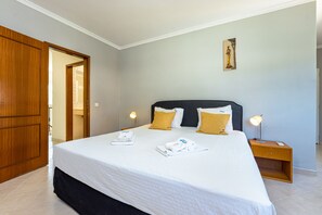 4 slaapkamers, een kluis op de kamer, een strijkplank/strijkijzer