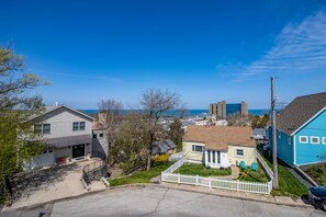 Exterior - Lake View and Roof Top Deck, Sleeps 14, Walk to Beach & Zoo (Michigan City)