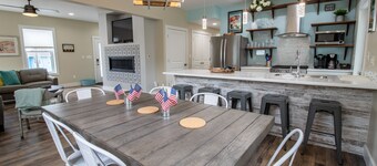 Lake View and Roof Top Deck, Sleeps 14, Walk to Beach & Zoo