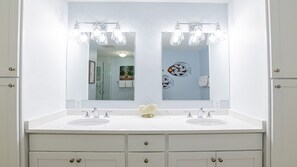 Ensemble douche/baignoire, baignoire Ă jets, sĂšche-cheveux