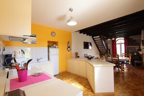 Fridge, stovetop, dishwasher