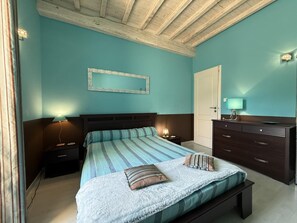 3 bedrooms, desk, internet