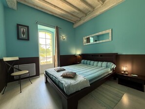3 bedrooms, desk, Internet