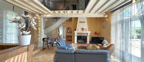 TV, fireplace