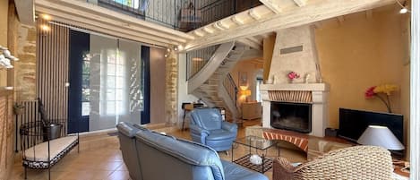 Téléviseur, foyer