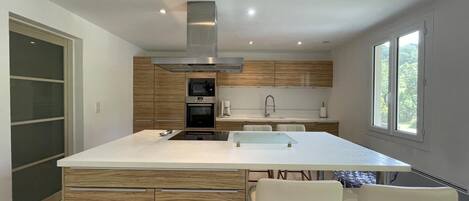 Kjøleskap, mikrobølgeovn og oppvaskmaskin