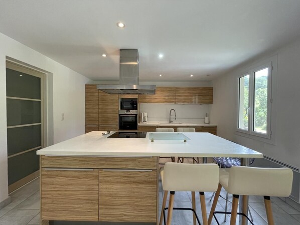 Fridge, microwave, dishwasher - LA MAISON DE JULIE - BUROSSE-MENDOUSSE (BUROSSE-MENDOUSSE)