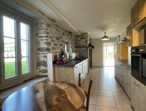 Kühlschrank, Mikrowelle, Herdplatte, Geschirrspüler