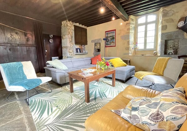 Fernseher, Kamin, DVD-Player