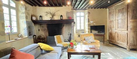 TV, fireplace, DVD player