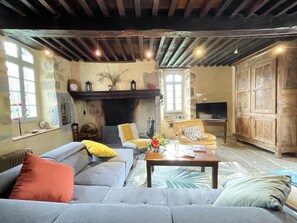 Fernseher, Kamin, DVD-Player