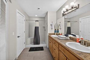 Ensemble douche/baignoire, sèche-cheveux, serviettes fournies