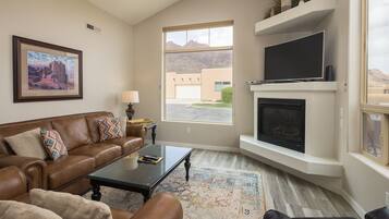 Télévision, cheminée, lecteur de DVD, baby-foot