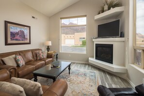 TV, fireplace, DVD player, table football - Pet Friendly Home | Private Hot Tub | Near Ntl Parks | Views! (Moab)