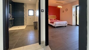 A modern bedroom with a bed, a shower area, and a view of the outside. - BARRANDEIA - JUXUE - Gîte (JUXUE)