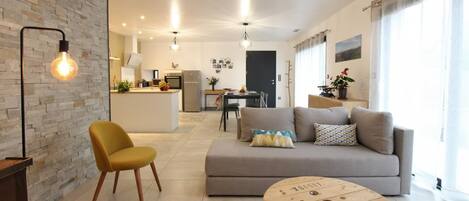 Fernseher, DVD-Player, Tischfußball