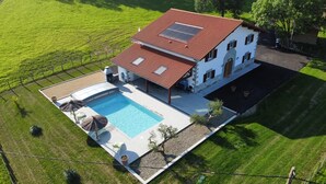 A house with a swimming pool, solar panels, and a garden. - BORDAZARRIA - JUXUE - Gîte (JUXUE)