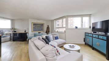 Smart TV, DVD player, video library, stereo