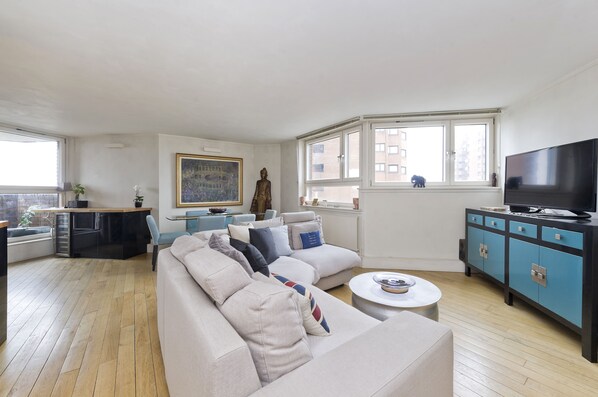 Smart TV, DVD player, video library, stereo